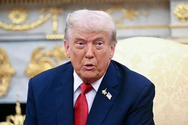 Trump'ın rozeti görüşmeye damga vurdu! Tarihi zirvede dikkat çeken detay